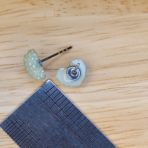 💍 Textured light green earrings - Picture 2 of 7